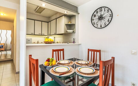 Apartaments Blau Mar: Indretning, Loft, Gulvbelægning, Værelse, Lejlighed, Etage, Møbel, Hjem, Billedramme, Køkken & Spisebord