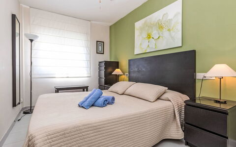 Apartaments Blau Mar: Møbel, Seng, Indretning, Soveværelse, Gulvbelægning, Etage, Sengetøj, Sengetøj, Værelse, Loft