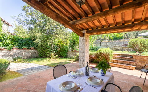 Gaiole in Chianti 915: Møbel, Blomsterkrukke, Stueplante, Køkken & Spisebord, Stol, Mursten, Have, Udvej, Skygge, Gårdhave