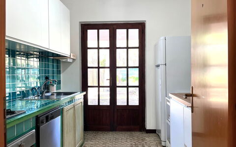 Itaca: Køkken, Gulvbelægning, Indretning, Etage, Countertop, Træ, Møbel, Køkken Apparat, Håndvask, Cabinetry