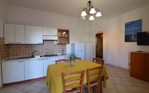 Residenza Agnese Sardegna: Gulvbelægning, Møbel, Indretning, Etage, Køkken & Spisebord, Bord, Værelse, Loft, Countertop, Køkken