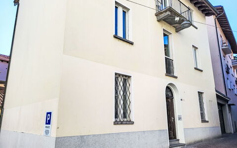 White Locarno Apt.1: Væg, Dør, Kompositmateriale, Maling, Altan, Jern, Gips, Dagslys, Home Dør