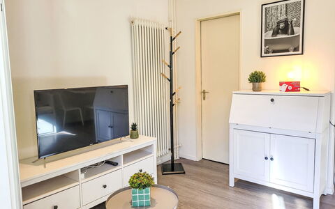 White Locarno Apt.1: Møbel, Indretning, Gulvbelægning, Træ, Etage, Værelse, Television, Belysning, Cabinetry, Stue