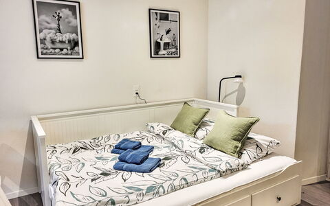 White Locarno Apt.1: Møbel, Seng, Soveværelse, Indretning, Træ, Sengetøj, Sengetøj, Sengetøj, Værelse, Textile