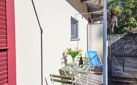 White Locarno Apt.1: Cykel, Jern, Altan, Stueplante, Cykelhjul, Blomsterkrukke, Skygge