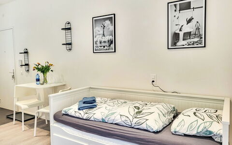 White Locarno Apt.1: Møbel, Indretning, Seng, Etage, Soveværelse, Træ, Værelse, Gulvbelægning, Belysning, Billedramme
