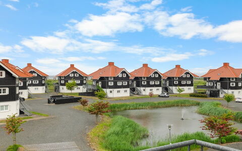 Ismo - 350M from the Sea: Indretning, Loft, Lejlighed, Gulvbelægning, Møbel, Etage, Værelse, Belysning, Hjem, Couch