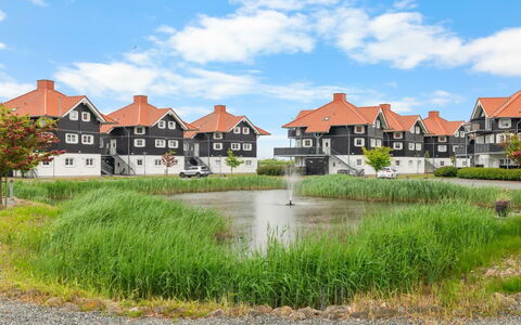 Ismo - 350M from the Sea: Indretning, Loft, Lejlighed, Gulvbelægning, Møbel, Etage, Værelse, Belysning, Hjem, Couch