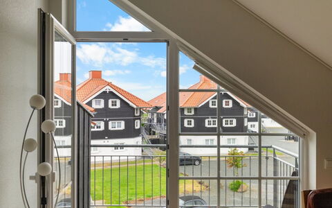 Ismo - 350M from the Sea: Estate, Skygge, Indkørsel, Stuehus
