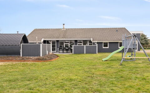 Akira - 250M from the Sea: Tag, Hus, Hjem, Sommerhus, Dør, Sidespor, Dæk, Veranda, Planke, Hårdttræ