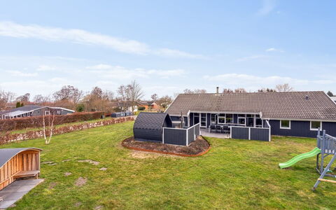Akira - 250M from the Sea: Tag, Hus, Hjem, Sommerhus, Dør, Sidespor, Dæk, Veranda, Planke, Hårdttræ