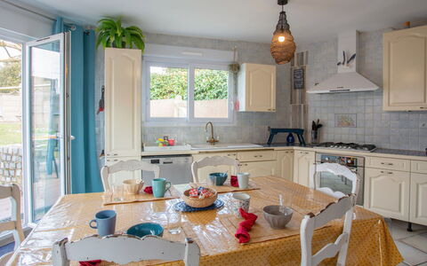 Fleur D'Été: Møbel, Indretning, Køkken, Gulvbelægning, Stol, Træ, Countertop, Værelse, Etage, Bord