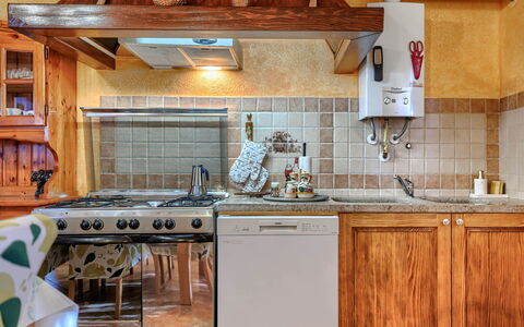 Villa Mariuccia: Køkken, Countertop, Køkken Apparat, Større Bandage, Cabinetry, Komfur, Indretning, Træ, Møbel, Gulvbelægning