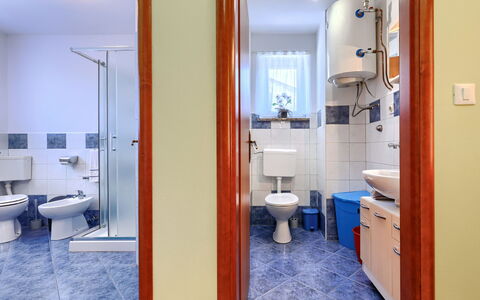 Soriso: Gulvbelægning, Etage, Sanitærarmatur, Indretning, Badeværelse, Toilet, Vvs, Værelse, Flise, Toiletbræt