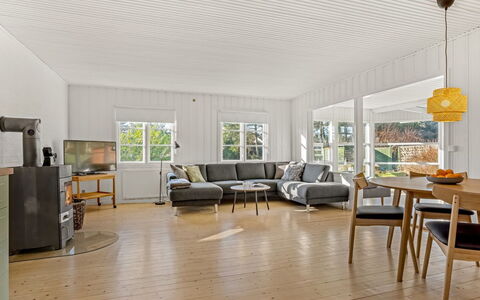 Tayana - 500M from the Sea: Gulvbelægning, Indretning, Møbel, Etage, Trægulve, Træ, Loft, Couch, Stue, Laminat Gulv