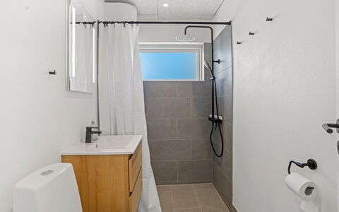 Tayana - 500M from the Sea: Gulvbelægning, Sanitærarmatur, Væg, Etage, Indretning, Badeværelse, Toiletbræt, Toilet, Håndvask, Loft