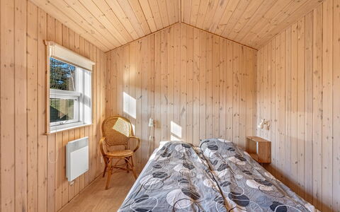Tayana - 500M from the Sea: Træ, Gulvbelægning, Soveværelse, Etage, Loft, Indretning, Seng, Værelse, Bejdse, Hårdttræ