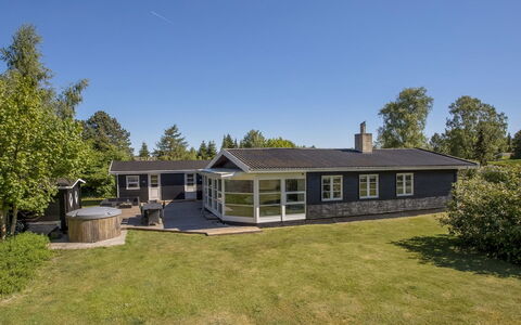 Tayana - 500M from the Sea: Møbel, Indretning, Gulvbelægning, Etage, Loft, Værelse, Stol, Bord, Lejlighed, Køkken & Spisebord