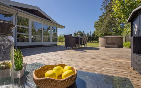 Tayana - 500M from the Sea: Møbel, Indretning, Gulvbelægning, Etage, Loft, Værelse, Stol, Bord, Lejlighed, Køkken & Spisebord