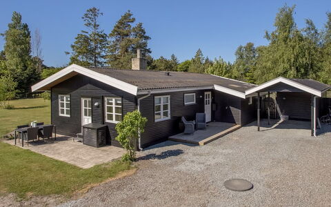 Tayana - 500M from the Sea: Møbel, Indretning, Gulvbelægning, Etage, Loft, Værelse, Stol, Bord, Lejlighed, Køkken & Spisebord