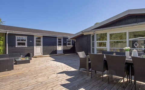 Tayana - 500M from the Sea: Møbel, Indretning, Gulvbelægning, Etage, Loft, Værelse, Stol, Bord, Lejlighed, Køkken & Spisebord