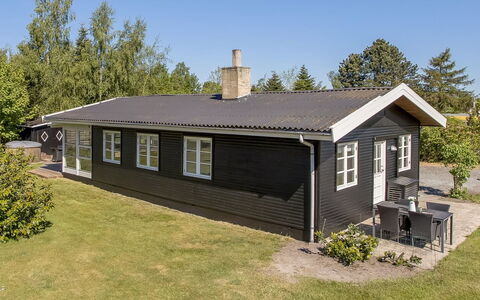 Tayana - 500M from the Sea: Møbel, Indretning, Gulvbelægning, Etage, Loft, Værelse, Stol, Bord, Lejlighed, Køkken & Spisebord