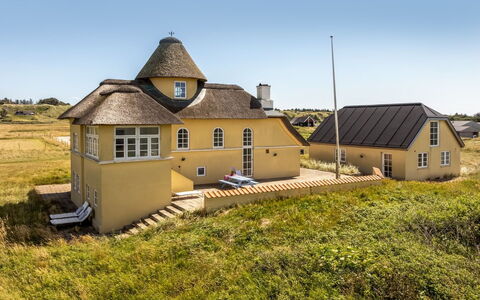 Amina - 200M from the Sea: Træ, Gulvbelægning, Indretning, Etage, Møbel, Trægulve, Værelse, Loft, Bejdse, Hårdttræ