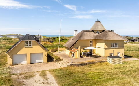 Amina - 200M from the Sea: Træ, Hjem, Veranda, Dæk, Hårdttræ, Tag, Bejdse, Trægulve, Eco Hotel