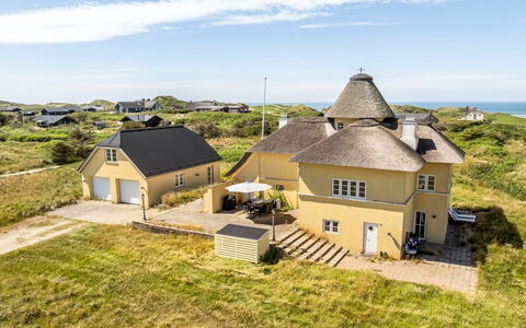 Amina - 200M from the Sea: Træ, Hjem, Veranda, Dæk, Hårdttræ, Tag, Bejdse, Trægulve, Eco Hotel