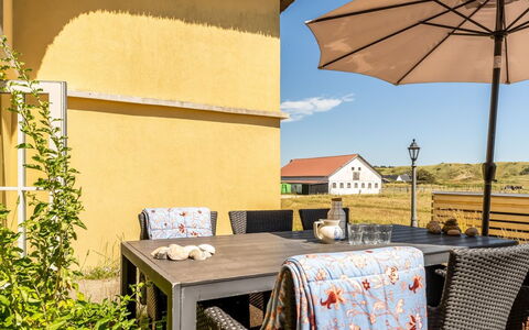 Amina - 200M from the Sea: Træ, Hjem, Veranda, Dæk, Hårdttræ, Tag, Bejdse, Trægulve, Eco Hotel
