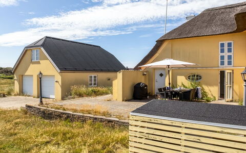 Amina - 200M from the Sea: Træ, Hjem, Veranda, Dæk, Hårdttræ, Tag, Bejdse, Trægulve, Eco Hotel