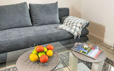 Boddenidyll: Møbel, Couch, Gulvbelægning, Indretning, Etage, Stue, Bord, Belysning, Hjem