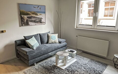 Boddenidyll: Møbel, Gulvbelægning, Couch, Indretning, Etage, Træ, Stue, Værelse, Lejlighed