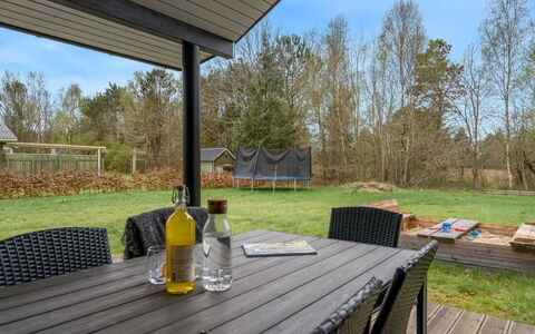 Angelie - from the Sea: Land Lot, Møbel, Skygge, Have, Udendørs Møbler, Backyard, Sommerhus, Veranda, Stol, Garden Bygninger