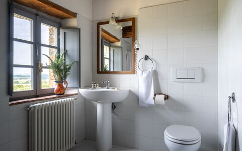 In the Heart of Chianti, Pool, Wifi, View - Lillia: Sanitærarmatur, Badeværelsesvask, Indretning, Badeværelse, Vvs, Tap, Håndvask, Værelse, Spejl, Lysarmatur