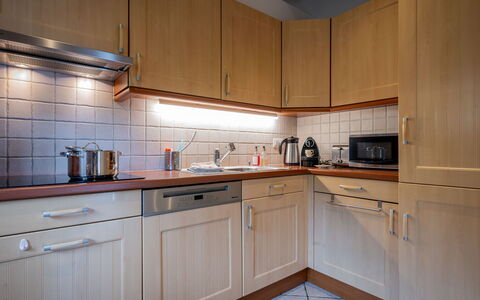 Dendron: Køkken Apparat, Køkken, Større Bandage, Cabinetry, Countertop, Gulvbelægning, Træ, Indretning, Husholdningsapparat, Komfur