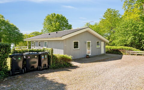Conradine - 600M from the Sea: Møbel, Bord, Udendørs Møbler, Udendørs Bord, Stol, Bejdse, Skygge, Backyard, Sommerhus, Køkken & Spisebord