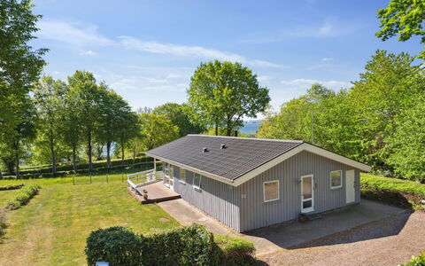 Conradine - 600M from the Sea: Møbel, Bord, Udendørs Møbler, Udendørs Bord, Stol, Bejdse, Skygge, Backyard, Sommerhus, Køkken & Spisebord