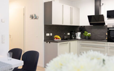 Loddin-Kölpinsee 100: Møbel, Køkken, Countertop, Indretning, Køkken Apparat, Cabinetry, Gulvbelægning, Lysarmatur, Belysning, Loft