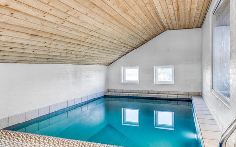 Nikolce - 300M to the Fjord: Loft, Gulvbelægning, Etage, Kompositmateriale, Svømmepøl, Dagslys, Attic, Hårdttræ, Bjælke, Design