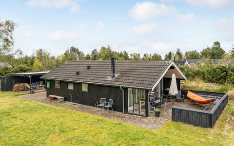 Kaare - 400M from the Sea: Møbel, Indretning, Gulvbelægning, Etage, Loft, Værelse, Stol, Bord, Lejlighed, Køkken & Spisebord