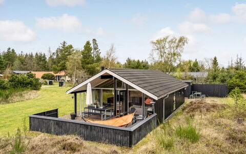 Kaare - 400M from the Sea: Møbel, Indretning, Gulvbelægning, Etage, Loft, Værelse, Stol, Bord, Lejlighed, Køkken & Spisebord