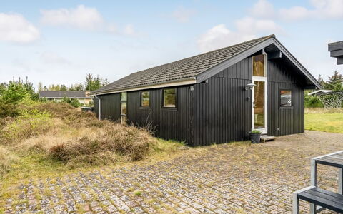 Kaare - 400M from the Sea: Møbel, Indretning, Gulvbelægning, Etage, Loft, Værelse, Stol, Bord, Lejlighed, Køkken & Spisebord