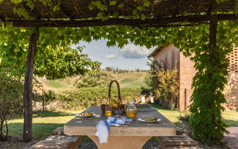 Country House In Tuscan Hills: Udendørs Møbler, Møbel, Udendørs Bord, Skygge, Have, Fritid, Stol, Køkken & Spisebord