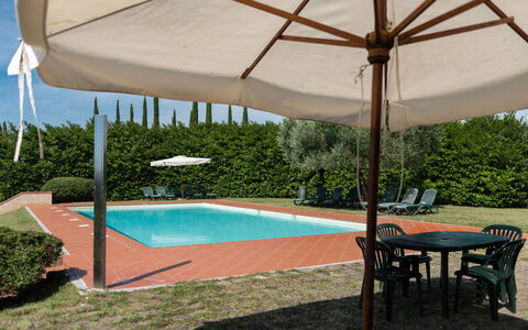 Country House In Tuscan Hills: Svømmepøl, Skygge, Udvej, Eco Hotel, Udendørs Møbler, Villa, Hacienda, Landscaping, Gård, Liggestol