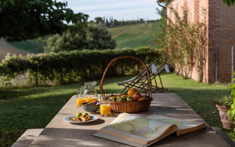 Country House In Tuscan Hills: Mad, Bordservice, Møbel, Bord, Frugt, Serveware, Udendørs Møbler, Udendørs Bord, Stol, Morgenmad