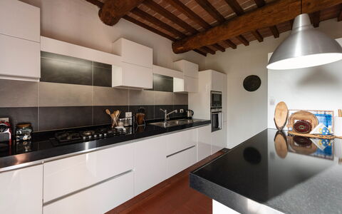 Country House In Tuscan Hills: Køkken, Countertop, Indretning, Køkken Apparat, Større Bandage, Træ, Gulvbelægning, Komfur, Loft, Møbel