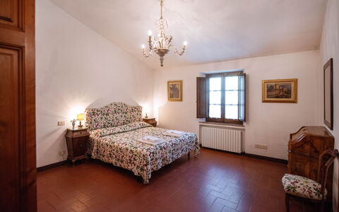 Green Hill Apartment In Tuscan Countryside: Væg, Møbel, Indretning, Soveværelse, Seng, Værelse, Loft, Etage, Gulvbelægning, Bed Frame