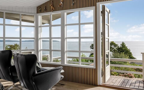 Gesine - 50M to the Fjord: Møbel, Indretning, Træ, Gulvbelægning, Etage, Loft, Trægulve, Stue, Værelse, Stol