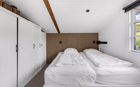 Gesine - 50M to the Fjord: Træ, Indretning, Etage, Loft, Gulvbelægning, Soveværelse, Seng, Bed Frame, Sengetøj, Bejdse